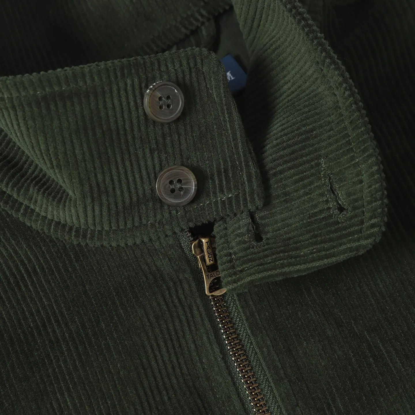 🅿️590 Ralph Lauren Embroidered Corduroy Jacket Customized wide-ribbed corduroy, elegantly presented in a deep navy blue, low-key and luxurious. The exquisite red pony logo is embellished, igniting the overall vitality and passion. The stand-up collar design is simple and elegant. Using imported machine embroidery technology, advanced computer control systems and precision mechanical components are used to achieve the iconic pony embroidery operation. The template machine opens the bag, and the preset template guides the position, shape and size of the bag. The accuracy ensures the quality of the bag opening effect. The infrared positioning cutting machine uses an infrared transmitter and an infrared receiver to achieve precise positioning of materials. The accuracy can reach the micron level, thereby meeting the effect of high-precision cutting of plaid alignment. Color: Green/Coffee Size: S-M-L